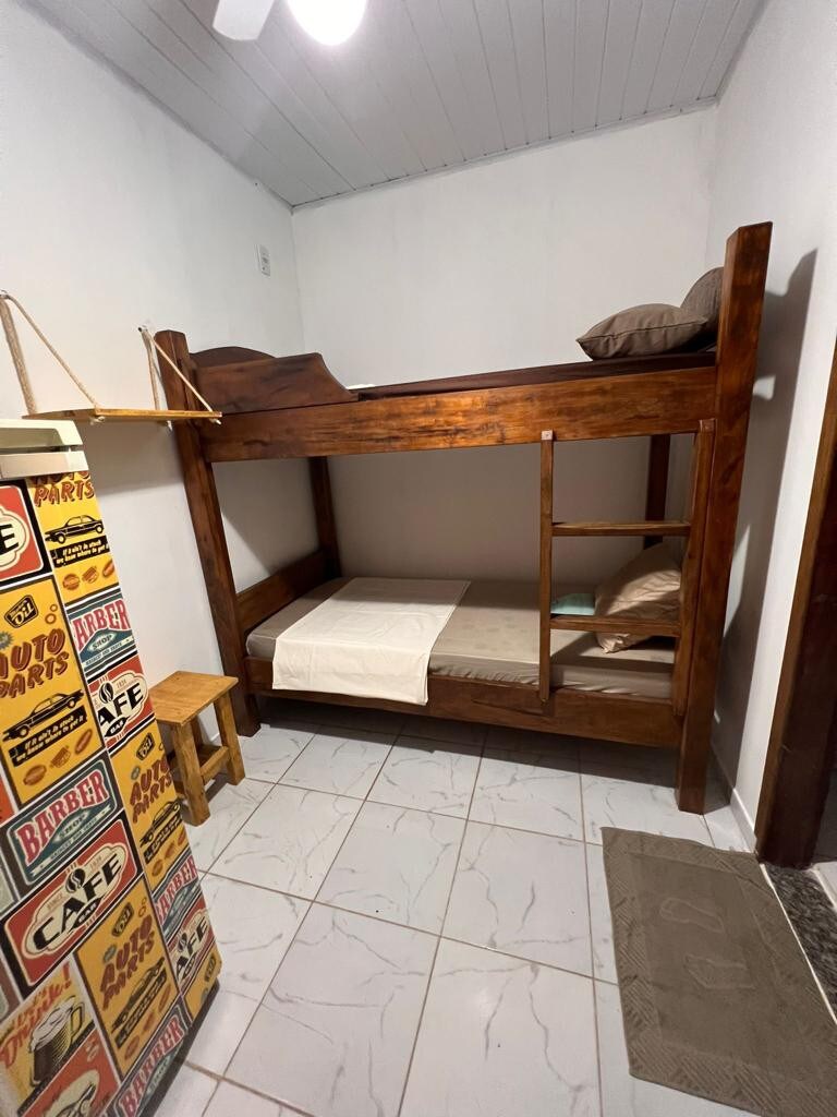 quarto quádruplo hostel Itaúnas