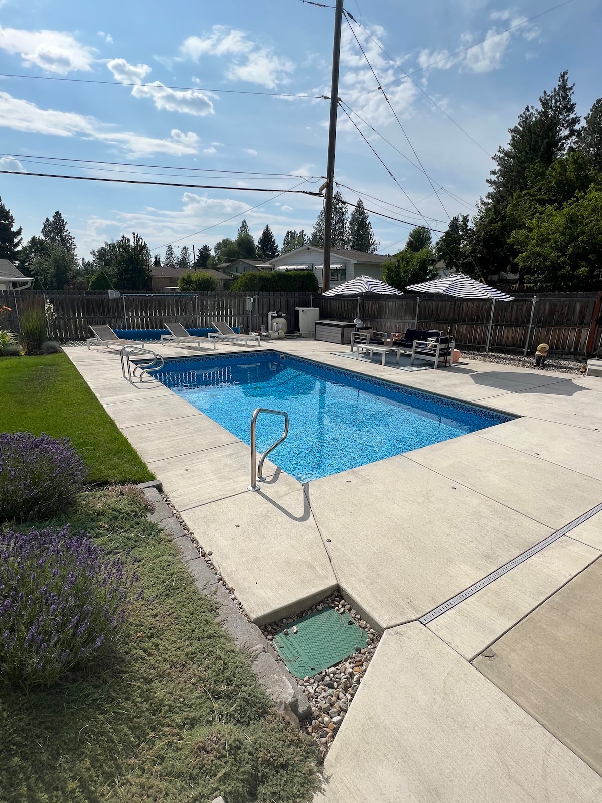 North Spokane - Relax by the Pool (heated May 10)