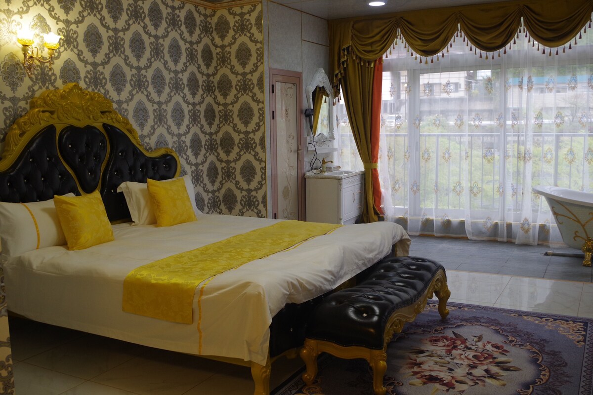 这个房间由西式定制的家具统一，这似乎是皇宫的错觉。