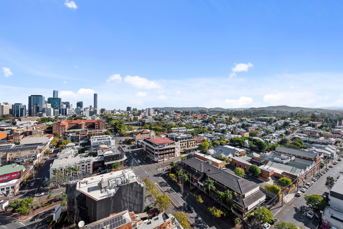 Mountain View Apt w/ Infinity Pool, Gym & Car Park