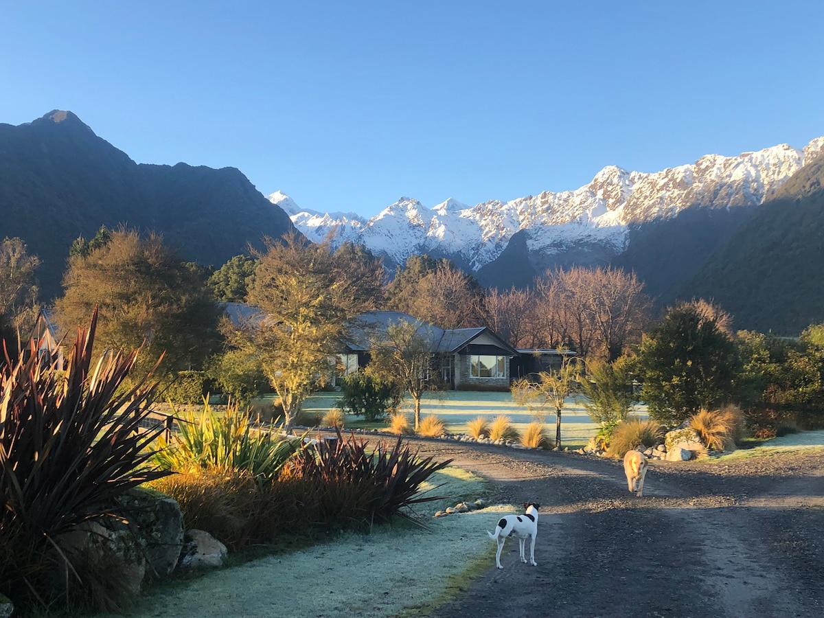 Cook Flat road guest house
In Fox Glacier