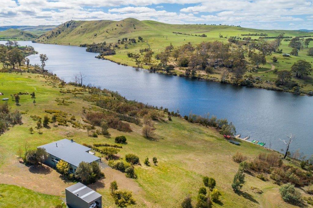 The Lake House Meadowbank: Waterfront Retreat