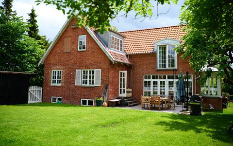 Hyggeligt hus med pool meget tæt på skov