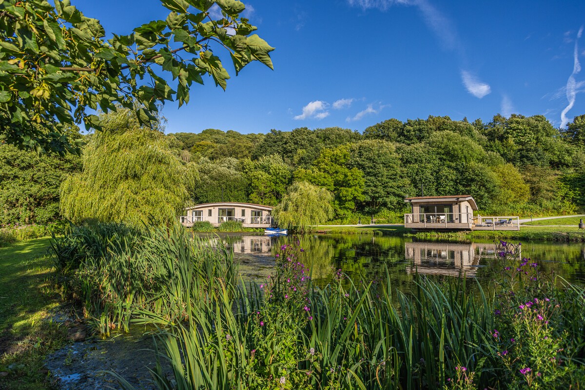 3 bed Lakeside Eco-Lodge with boat