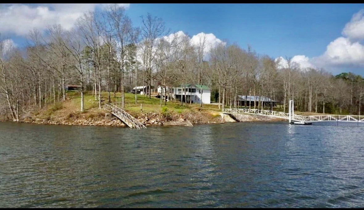 Beautiful 5-BR Lake House