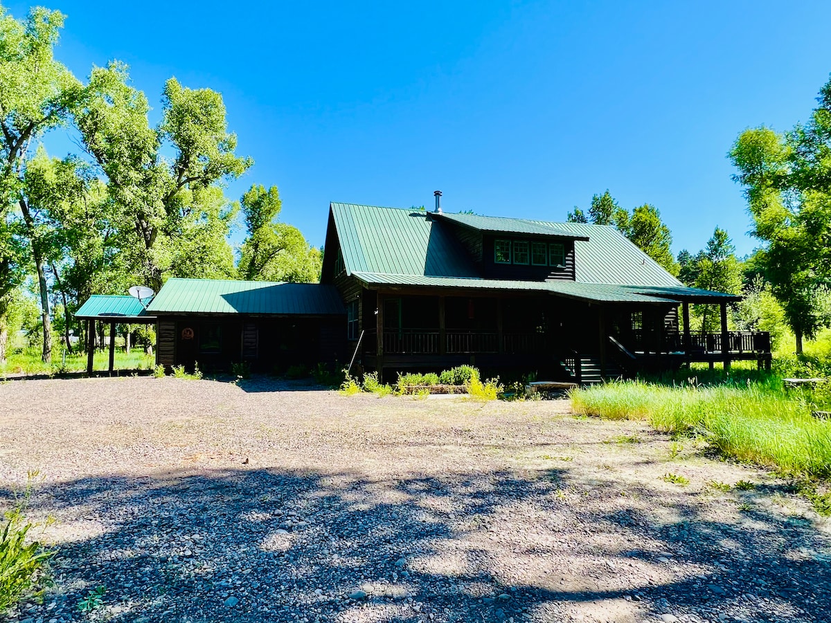 Secluded Riverfront Mountain Cabin & Fishing Oasis