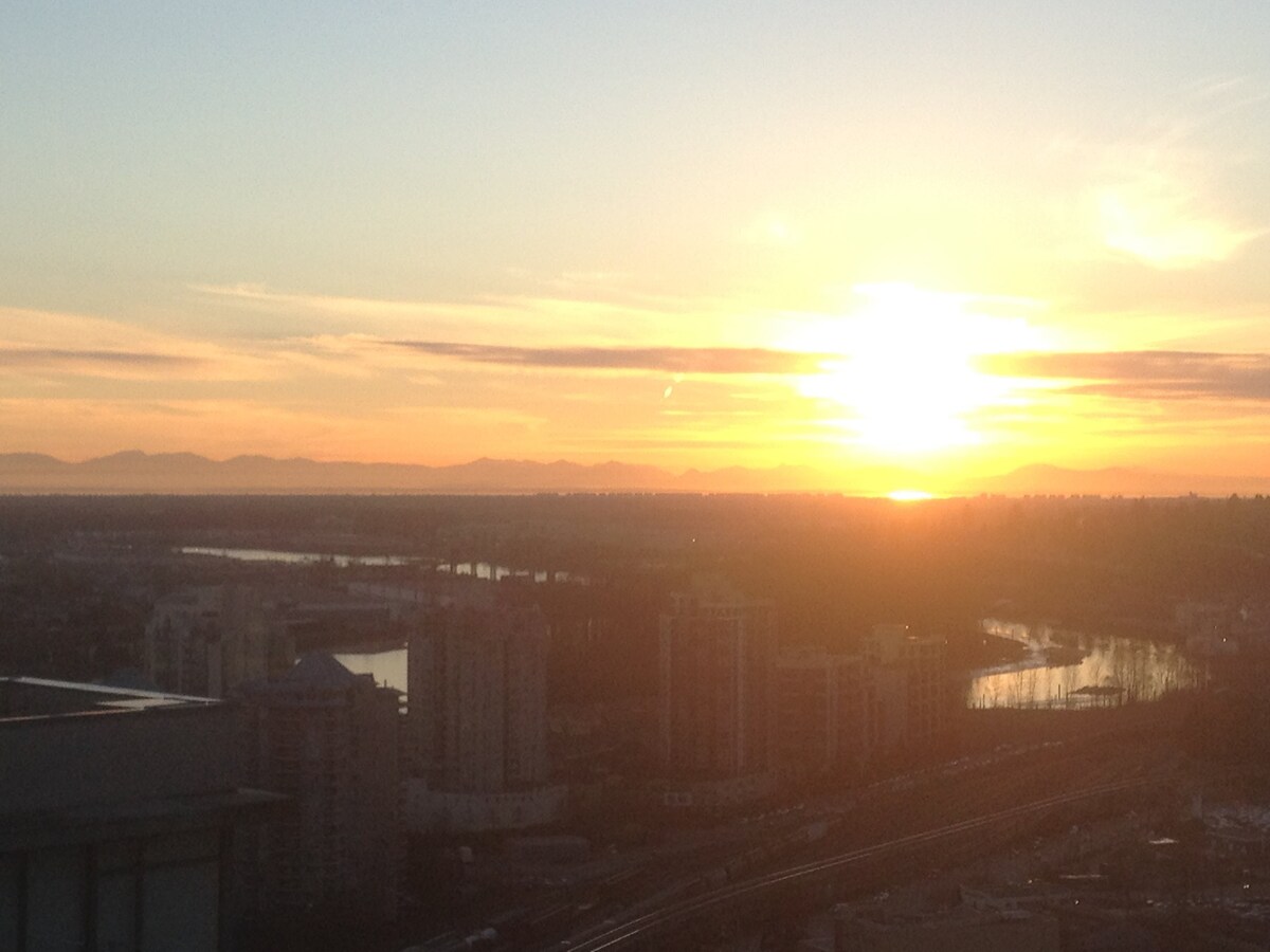 Sunsets, Waterfront & Skytrain