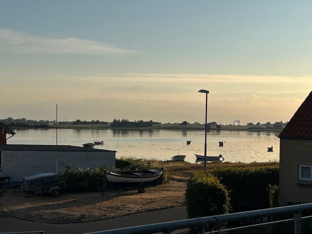 Stort hus ved fjorden i byen