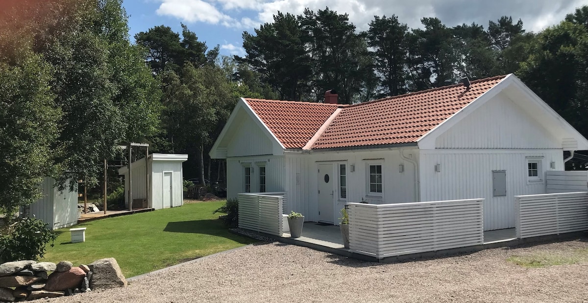 Modern house that is close to the beach and baths!