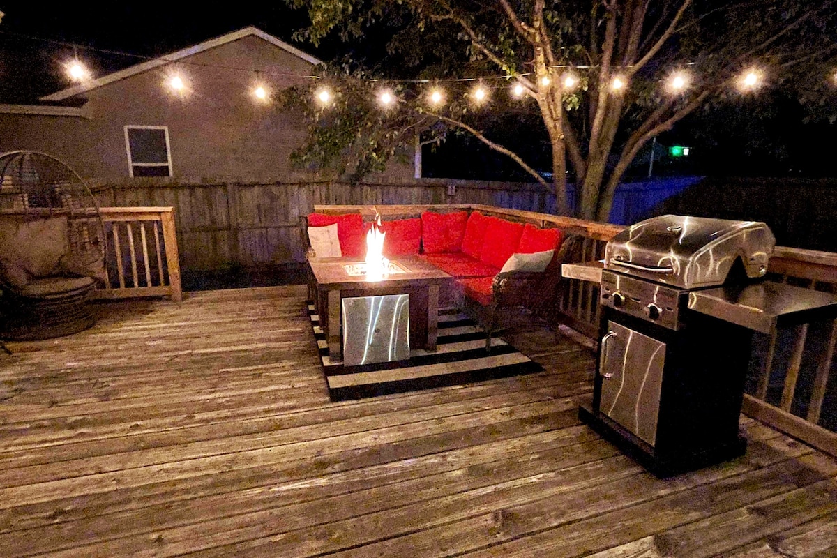 Outdoor Patio-Pool Table-Fire Pit-Games