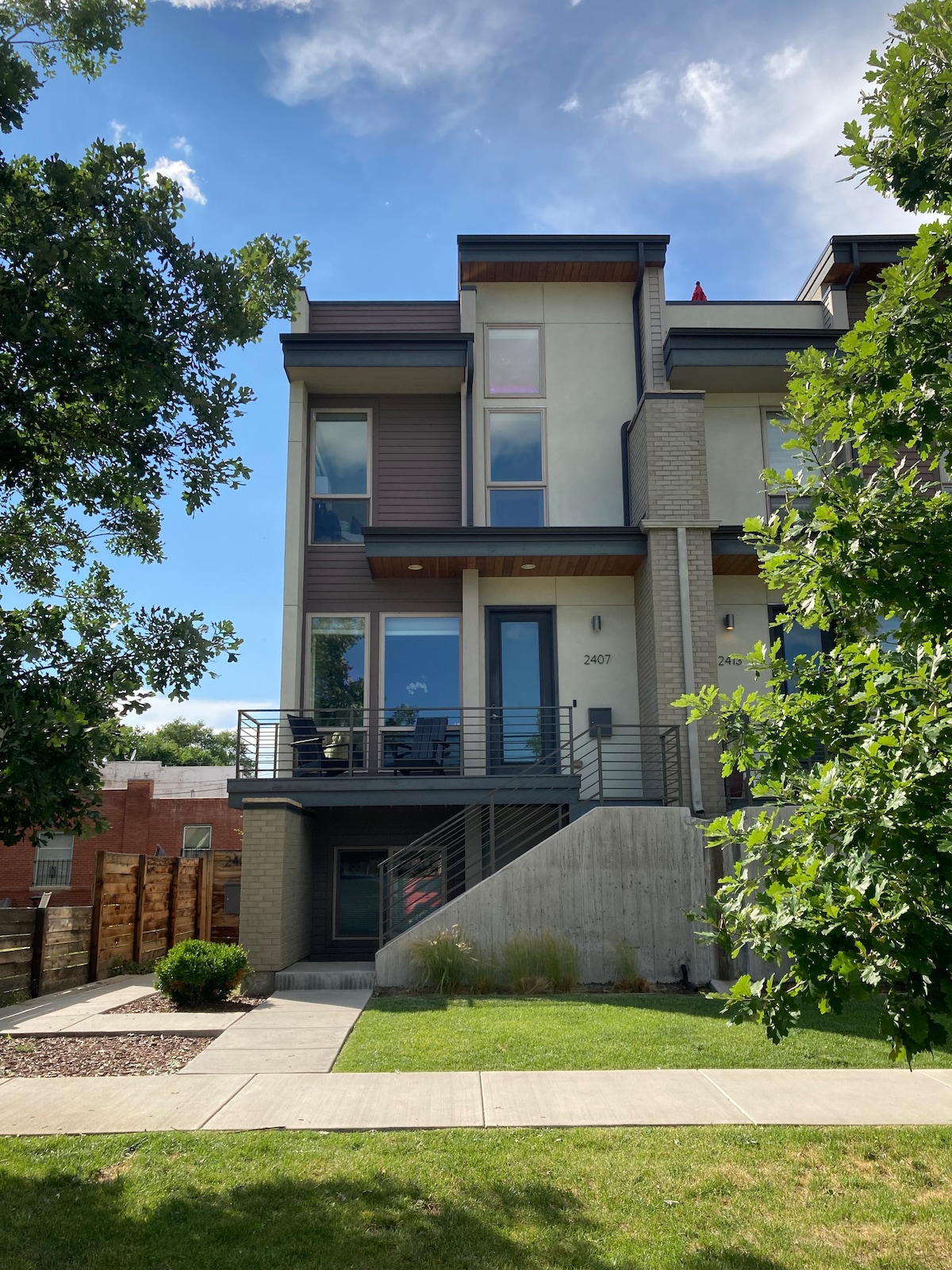 Upscale Townhome w/ Stunning Rooftop Views