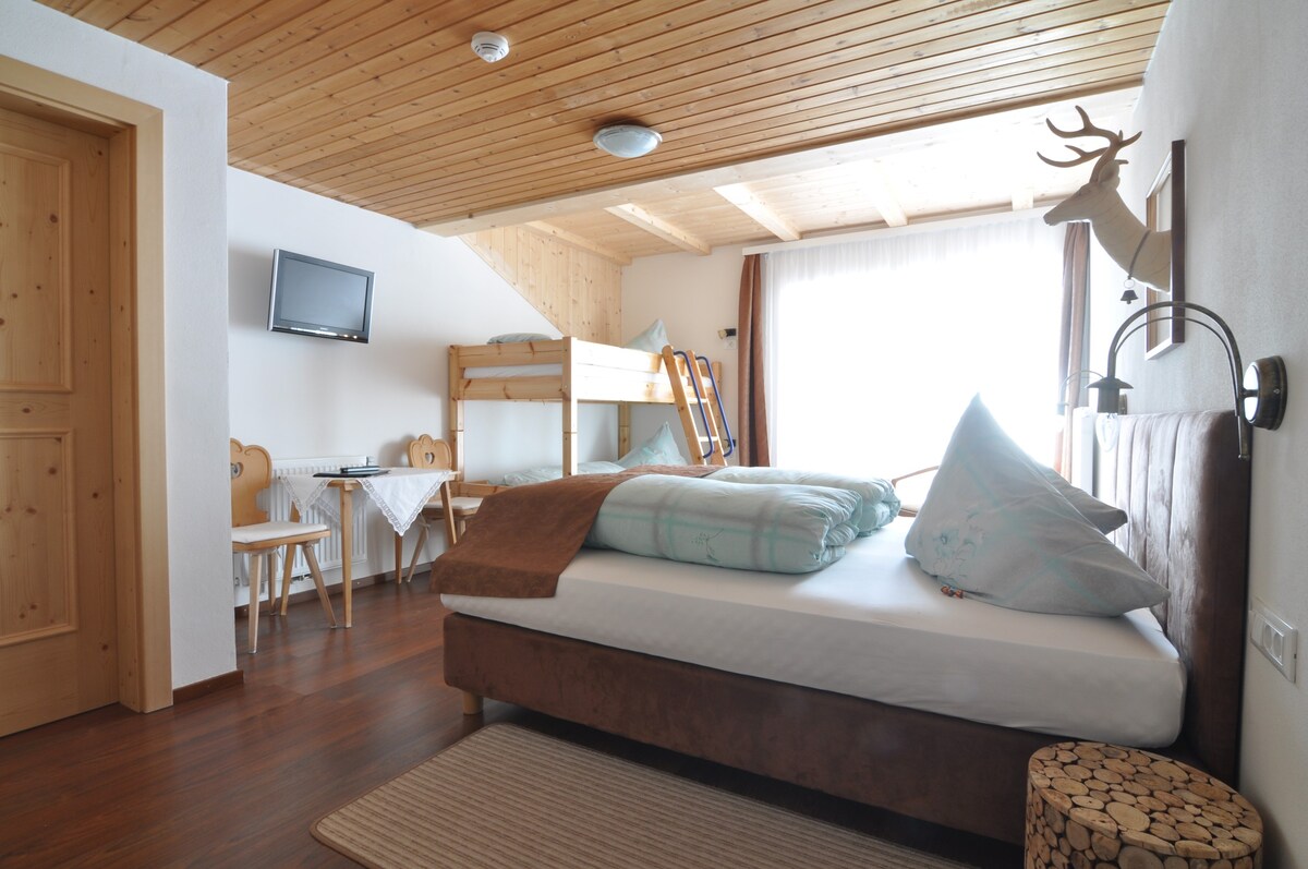 Quadruple room with breakfast-Hotel Traube-Stelvio