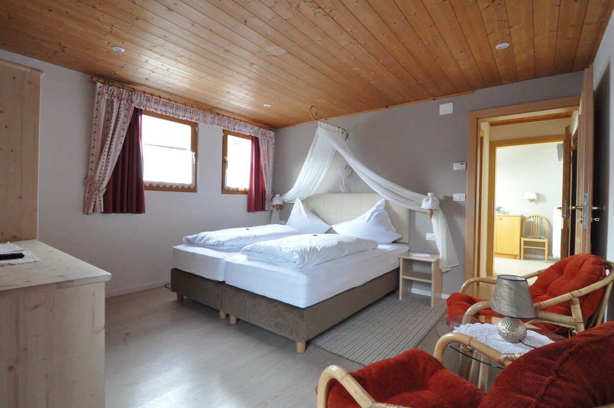 Quadruple room with breakfast-Hotel Traube-Stelvio