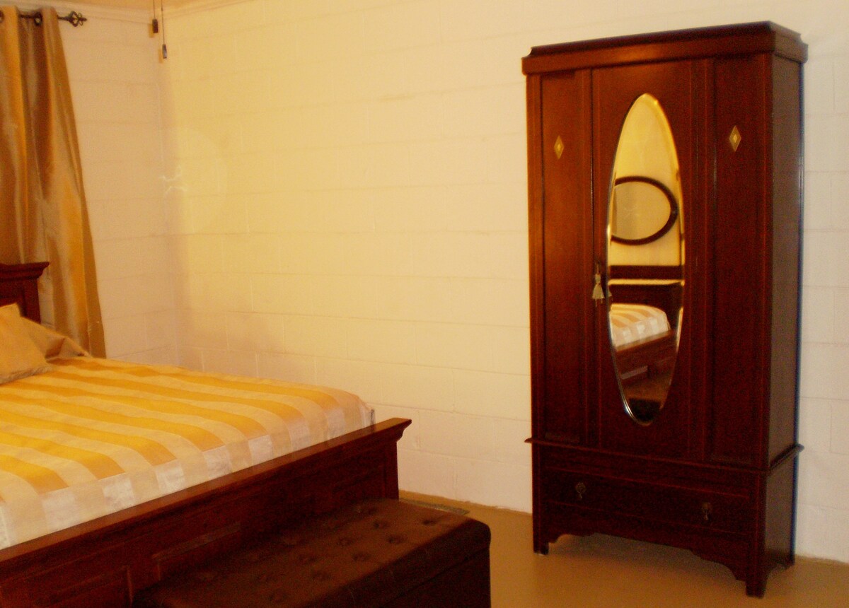 Provincial Room (queen bed)