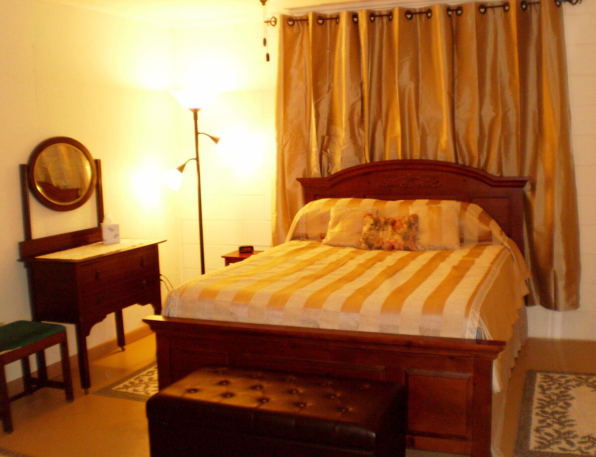 Provincial Room (queen bed)