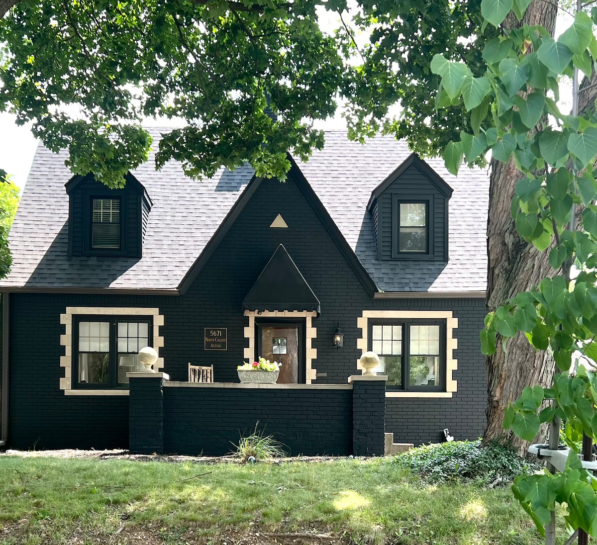 So-Bro Butler Black Bungalow