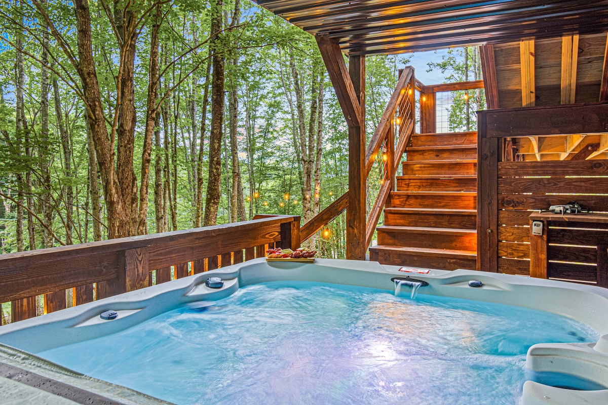 Treetop MT Views w/ Hot Tub, Fire Pit & King Bed