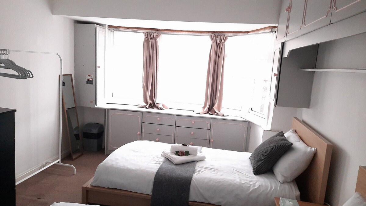 4 - Nice twin room in Dagenham