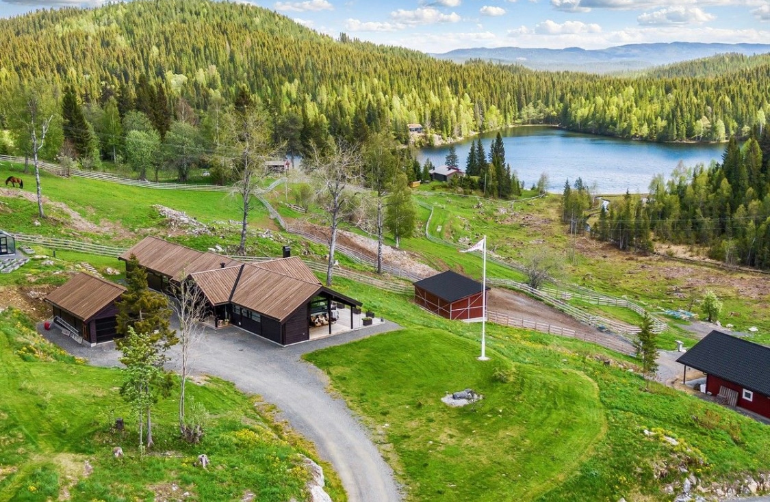 Moderne hus på ranch ved innsjø, jacuzzi, badstu