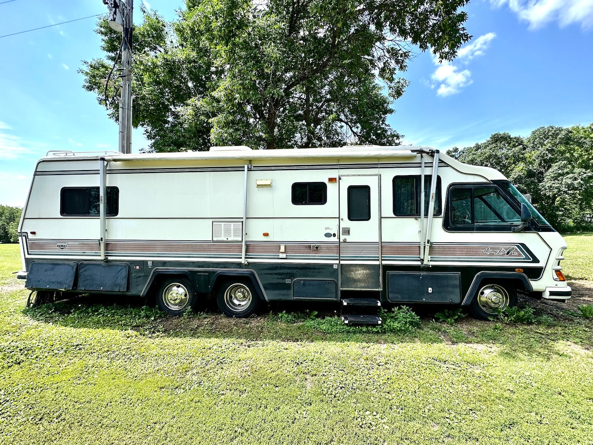 Cozy Camper in Country Yard Close to Town