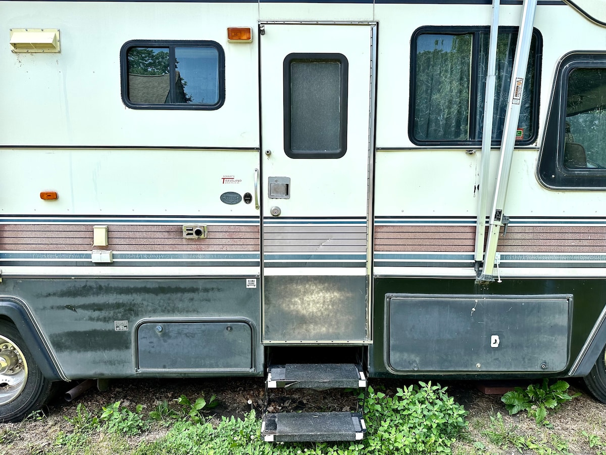 Cozy Camper in Country Yard Close to Town