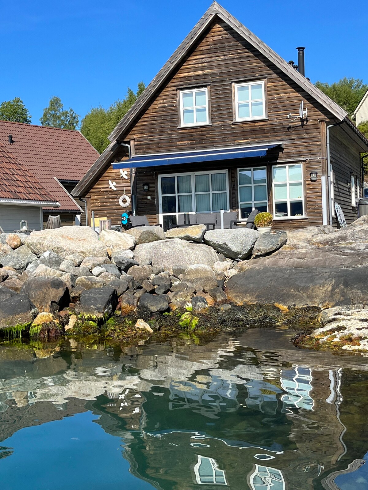 Kobbasteinen 51的Randøy湖边小屋。