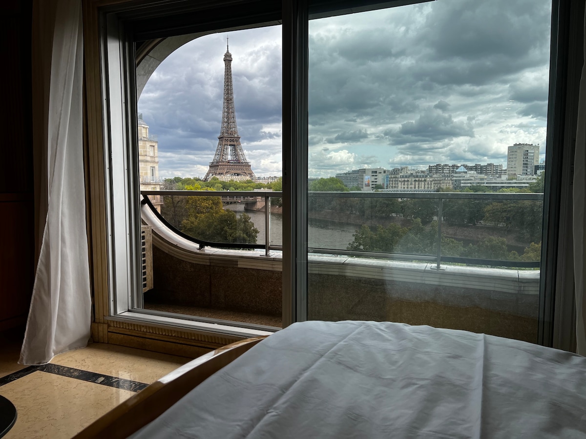 Les amoureux de la Tour Eiffel , vue panoramique