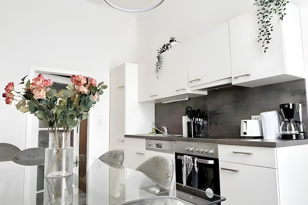 Modern 2-BR Apartment near Belvedere Palace - 3min