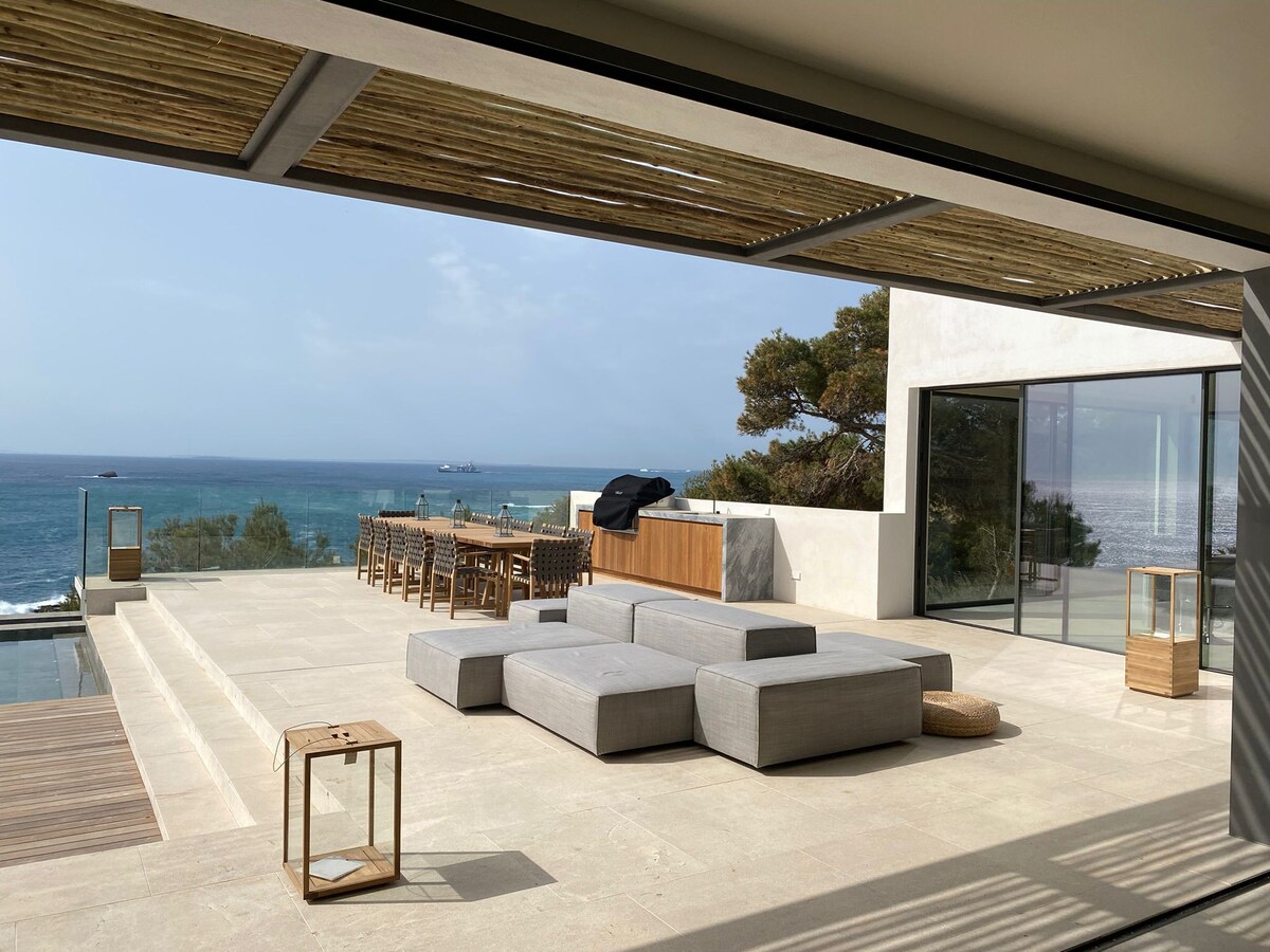 Luxury villa Roca Llisa seaviews