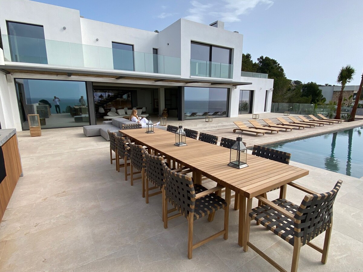 Luxury villa Roca Llisa seaviews