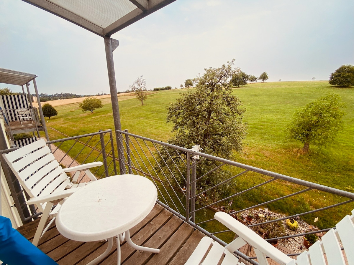 See-Apartment mit Gartenblick