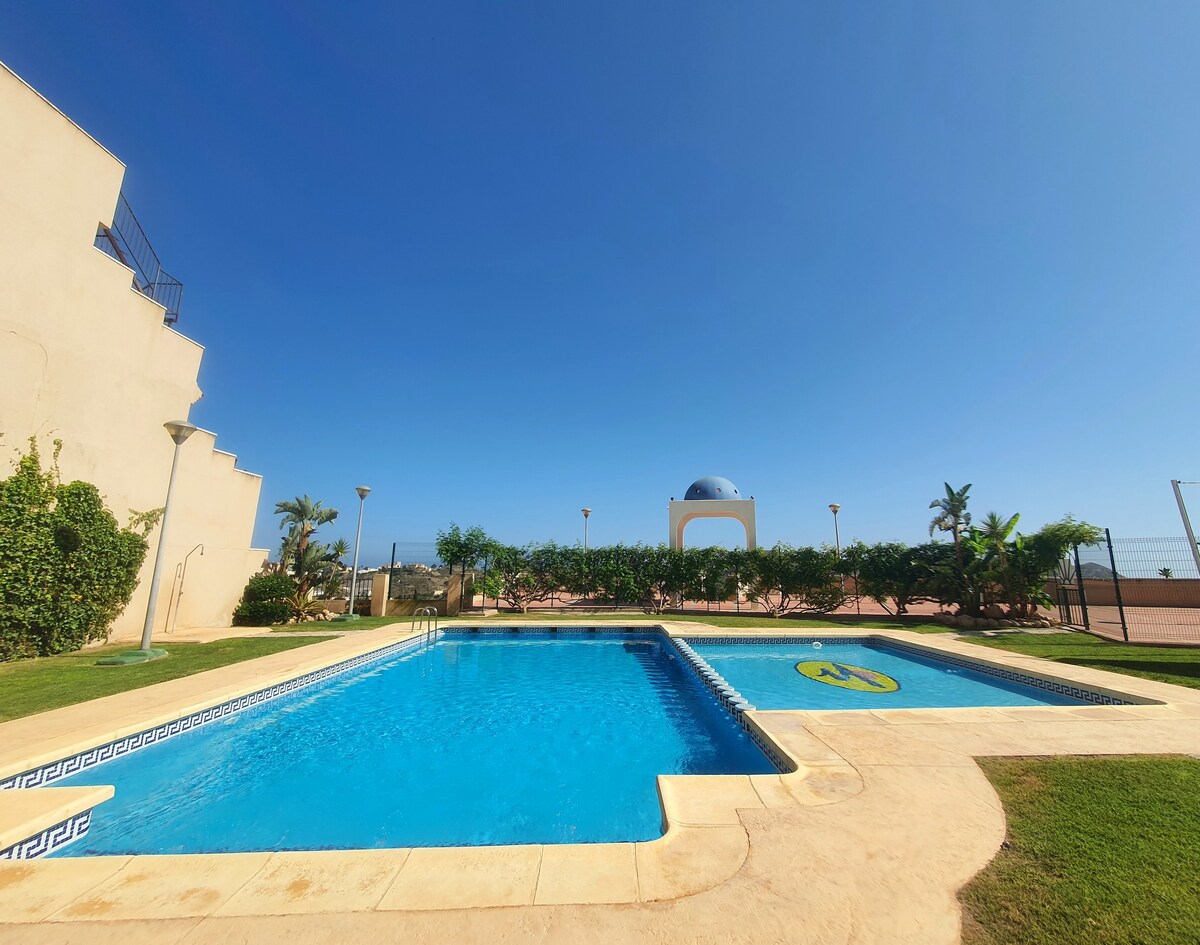 Bonito y confortable con terraza, piscina y vistas