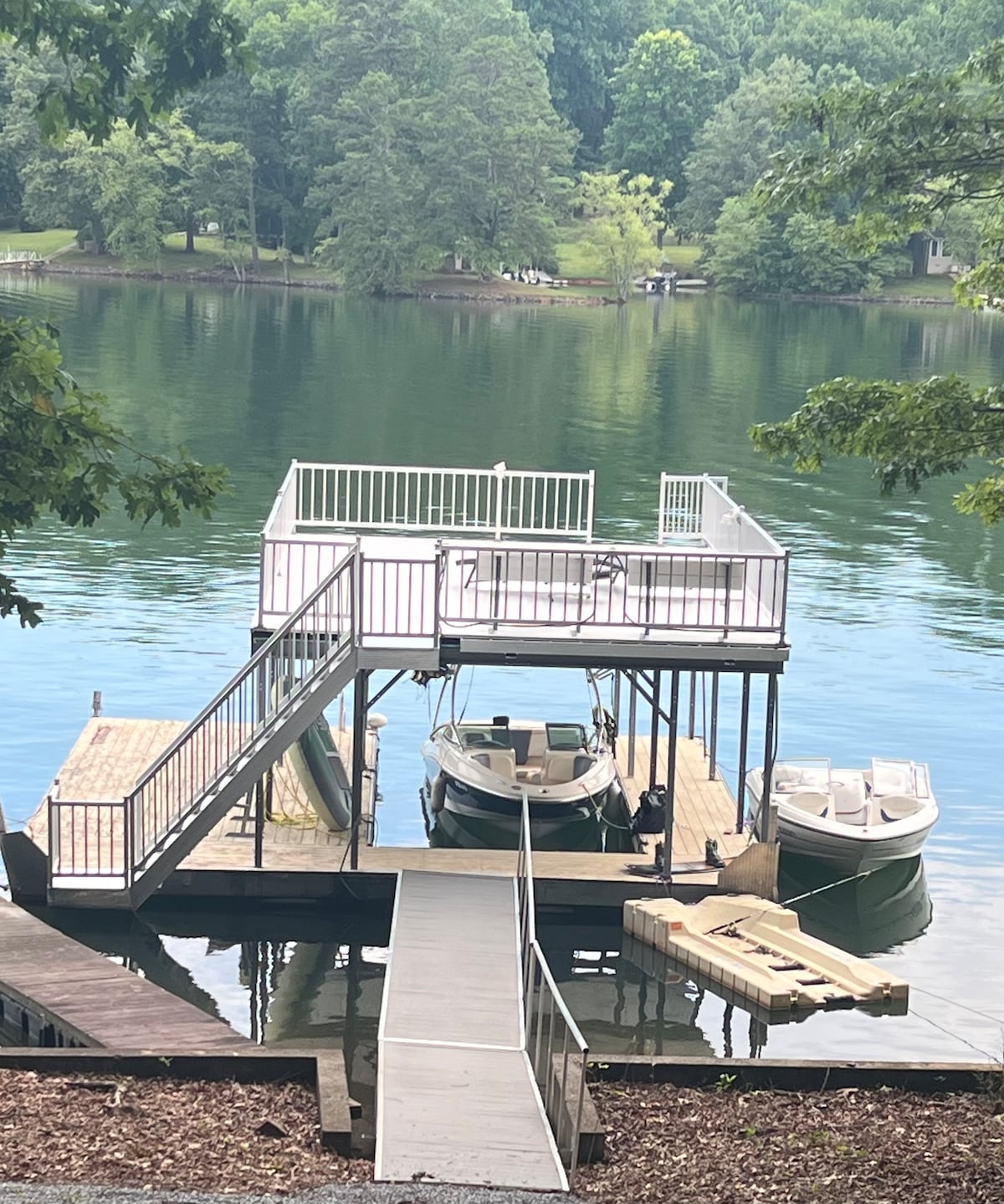 Lakefront Cabin with Double Dock