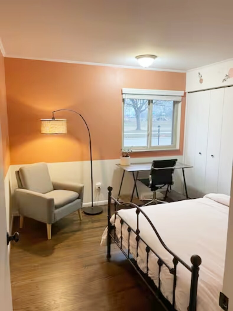 Cozy room in Royal Oak for working professionals