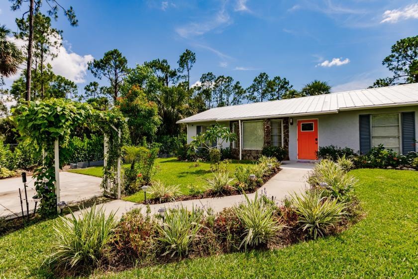 Hibiscus Hideaway ：佛罗里达州那不勒斯带泳池的整套房子