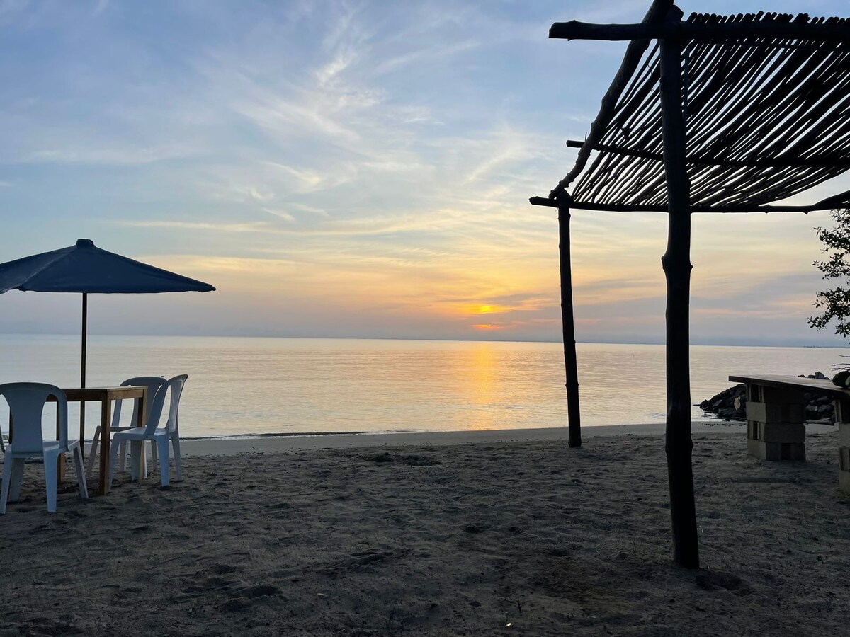 Cabaña cerca al mar con piscina