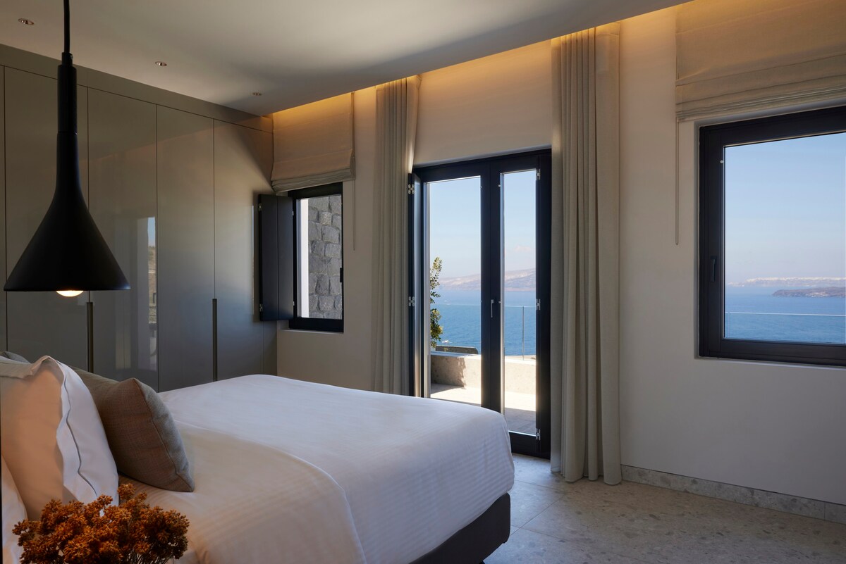 Honeymoon Villa with infinity pool & Caldera view