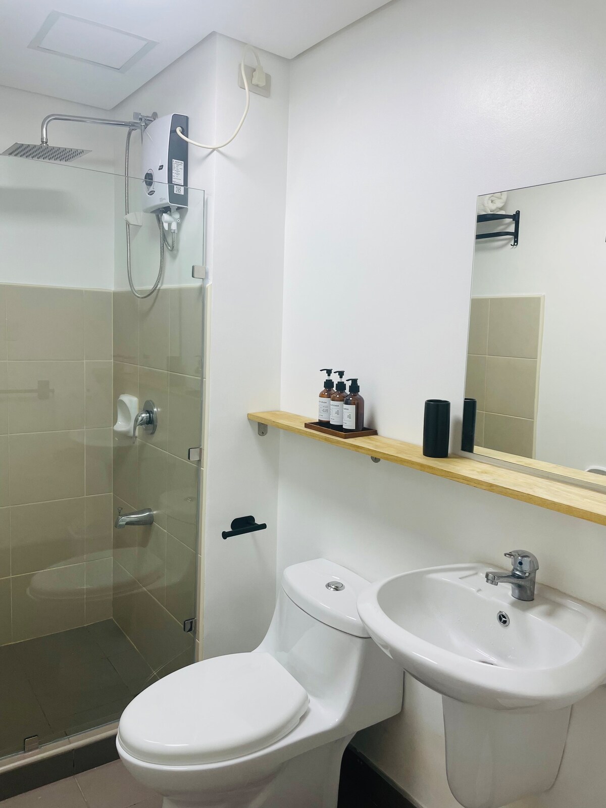 Bright, clean & modern Centrio Tower studio unit