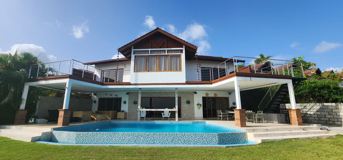 Beautiful Ocean View Villa with Large Pool/Yard