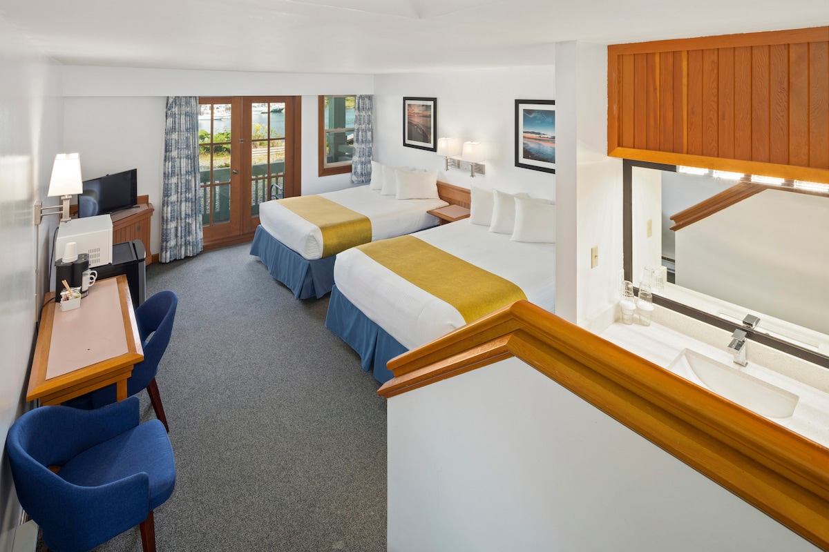 2 Queen Water-View Room in Ucluelet C