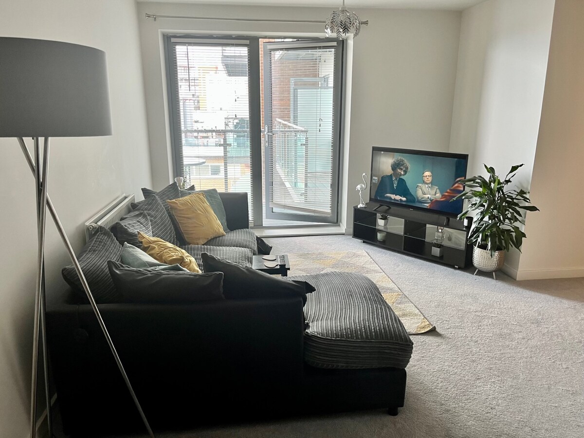 Central Watford Apartment with Parking Sleeps 5