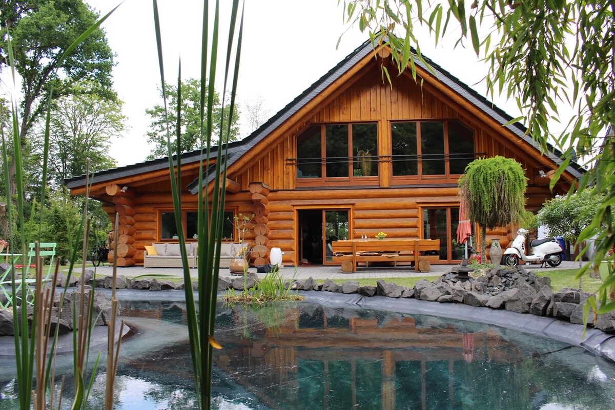 5* Kanada-Blockhaus mit Sauna & Schwimmteich