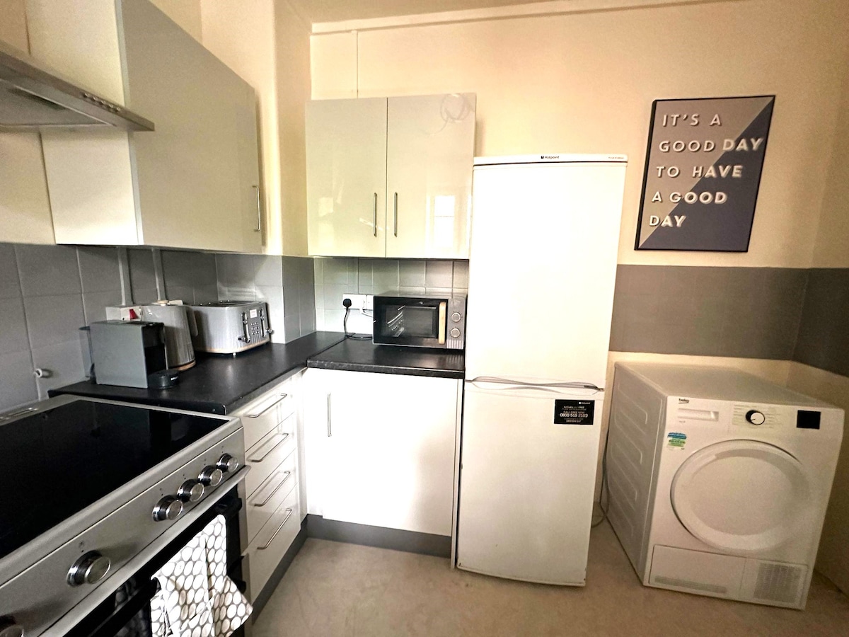 2 BDR flat w/ balcony White City near Westfield