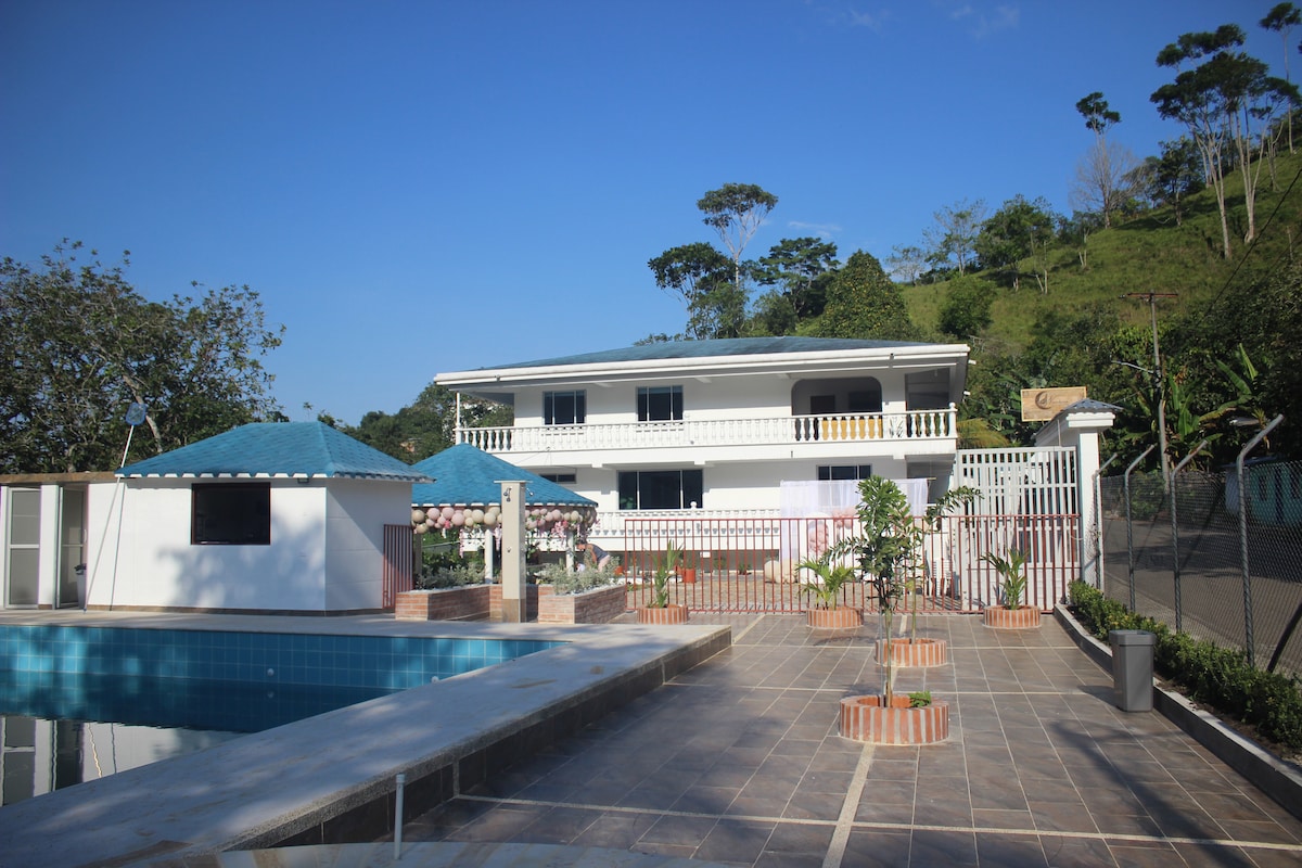 Hermosa casa Con piscina