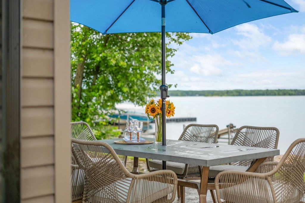 Ottawa River Beach House 4-Season with Hot Tub