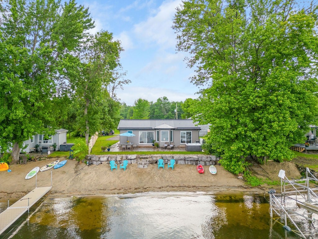 Ottawa River Beach House 4-Season with Hot Tub