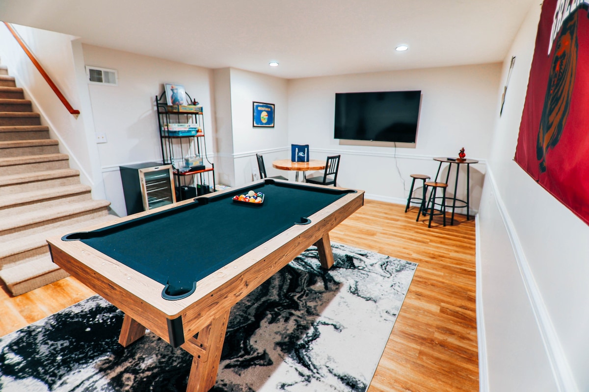 Newly updated | Spacious | Game Room | Hot Tub