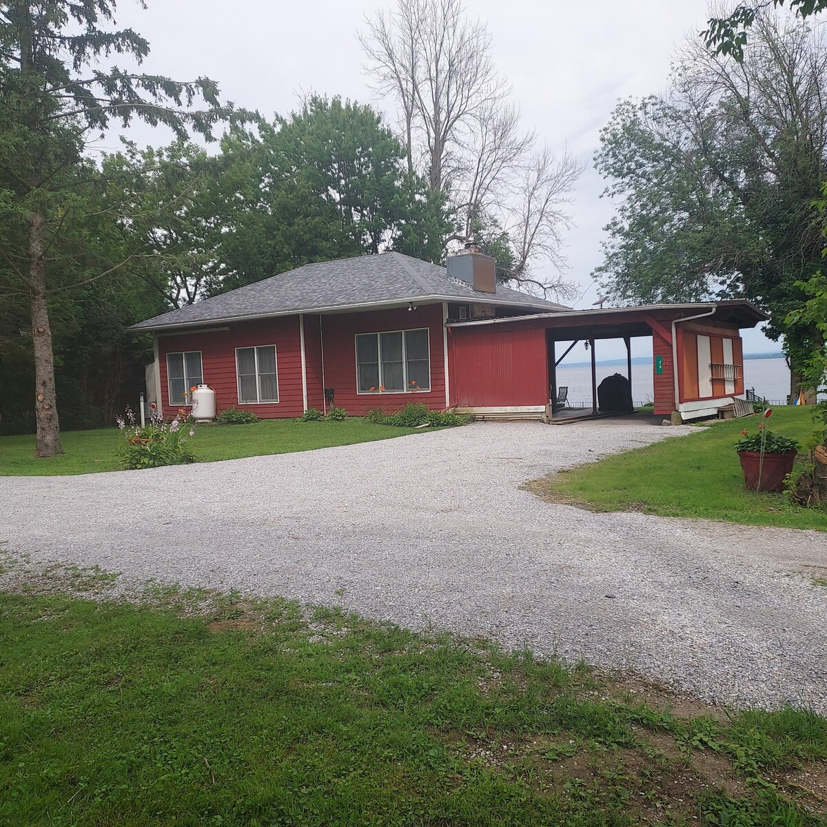 Lakefront Cottage: Gorgeous views great fishing