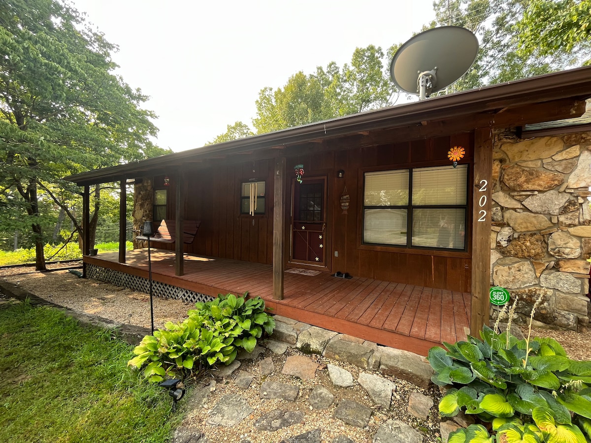 Cabin Sleeps 8, 1/2 Mile to Marina, Ramp, Swimming