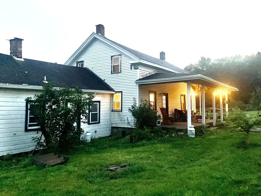 Mountain View Bohemian farmhouse with pond